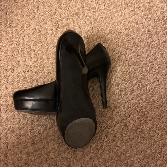 Michael Kors Black Closed Round Toe Heels Size 8 - Picture 3 of 3